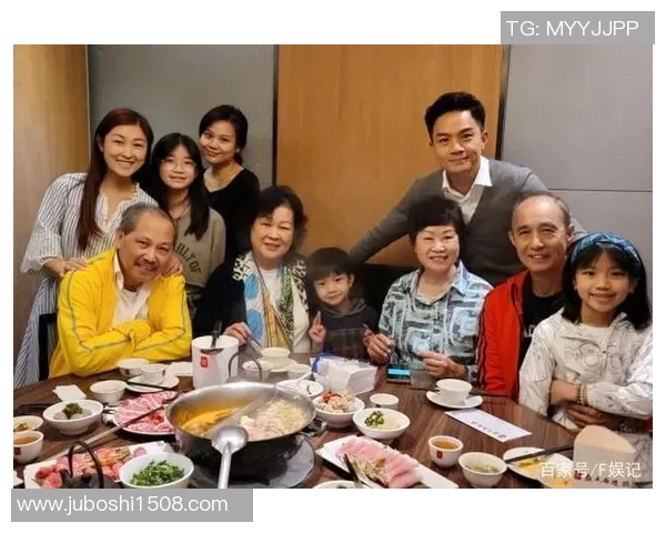 足球明星与家人温馨合影展现幸福家庭三口之乐